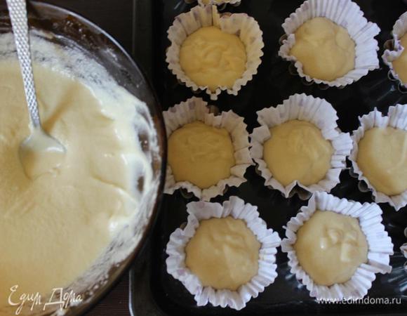 Сливки я беру 10% и для теста, и для начинки.
Масло предварительно достать из холодильника. Разогреть духовку до 180 градусов. Для капкейков соединить все ингредиенты и перемешать до полной однородности. Можно воспользоваться кухонной техникой, я делаю все вручную. Выложить тесто по бумажным формочкам, вставленным в металлические или силиконовые  (формочки заполнять наполовину), и отправить в духовку минут на 20 до сухой зубочистки. Не удивляйтесь количеству теста и начинки на фото. В тот раз я делала не одну порцию.