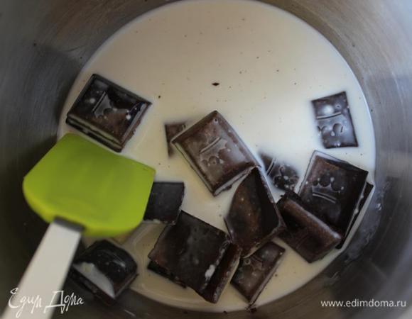 Пока приготовить начинку. Поломанный шоколад залить сливками и поставить на огонь до однородности, постоянно помешивая. Остудить капкейки и ганаш.
