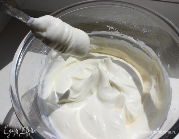 За это время приготовить крем. 
Мягкое сливочное масло взбить с сахарной пудрой (можно просто вилочкой) и частями подмешать к нему сливочный сыр (я также подмешиваю вручную). Крем можно ароматизировать и подкрасить ягодным пюре.
