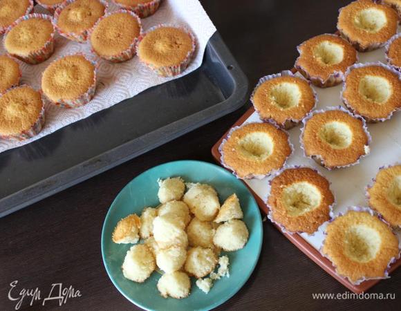 У капкейков вырезать сердцевину и заполнить кремом из кондитерского мешка или просто плотного пакета со срезанным концом. 