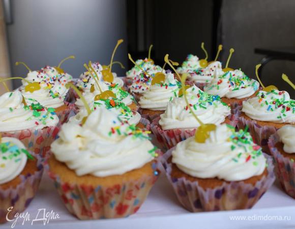 Сверху через насадку выдавить крем и украсить готовые капкейки по желанию!!! Приятного аппетита и радуйте своих близких!!
