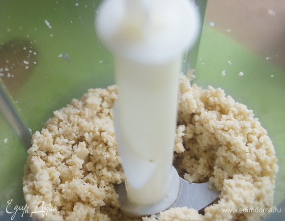 Для начала нужно приготовить песочную крошку. Для этого песочное печенье измельчаем при помощи блендера, добавляем сливочное масло и коньяк и перемешиваем в блендере.