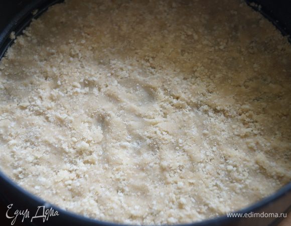 Берем форму со съемным бортиком и выкладываем песочную крошку в нее, распределяем по всей поверхности и утрамбовываем. Убираем пока в сторону.