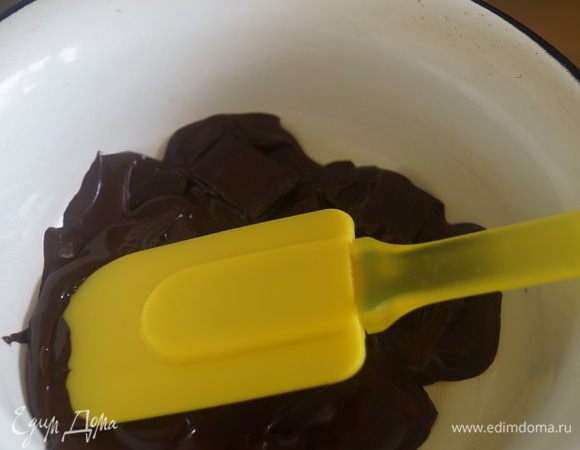 Теперь приготовим сырные слои. Для этого в глубокой чаше смешиваем 400 г сливочного сыра, 60 г сахара, 2 ст. л. крахмала и 2 яйца. Пробиваем всю массу погружным блендером.
Затем получившуюся массу делим на 2 равные части.

Шоколад растапливаем на водяной бане.