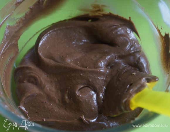 Добавляем его в одну часть сырной массы.