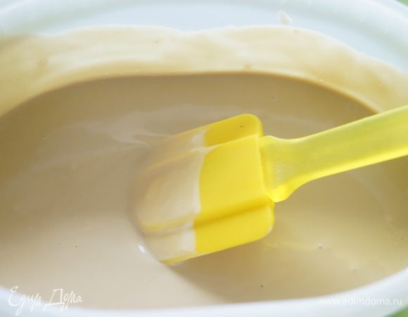 Затем в отдельное чаше растворяем кофе в воде и вливаем ко второй массе.