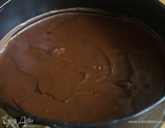 Теперь достаем нашу форму с печеньем и выливаем в нее шоколадный слой, ровняем лопаткой и ставим в разогретую до 160C духовку на 30 минут.