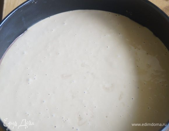 Затем достаем форму из духовки и выливаем кофейную массу. Снова ставим в духовку на 30 минут. Затем выключаем огонь и оставляем остывать прямо в духовке. После чего переставляем в холодильник на всю ночь.