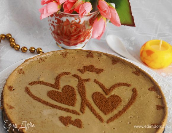 И только после этого украшаем и режем острым тонким ножом на кусочки, подаем к столу. Приятного аппетита!