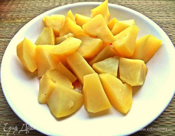 Картофель отварить, очистить, крупно нарезать.