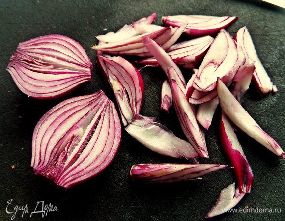 Красную луковицу очистить и нарезать на дольки.