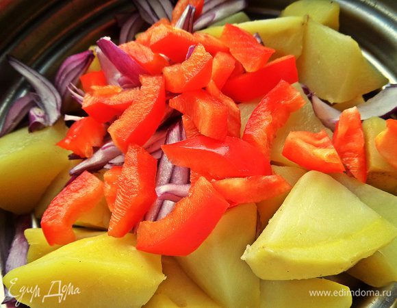 Красный перец очистить от семян и нарезать полосками.