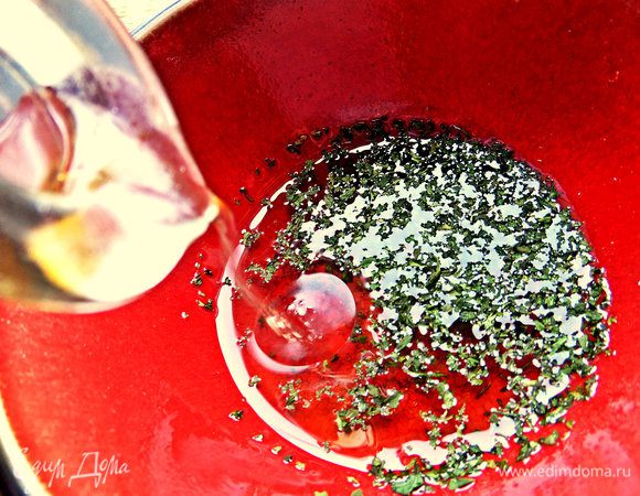 Для заправки смешиваем масло с петрушкой или другой сухой зеленью.