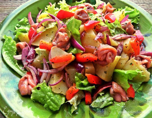 Выложить салат на оставшиеся салатные листья, сверху-рыбку.