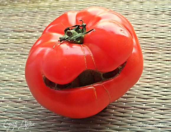 Теперь про помидор! Вот такого красавца увидела в магазине и взяла с собой -такой позитив!