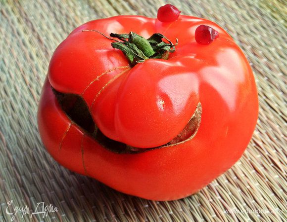 Мне оставалось только прикрепить зёрнышки граната и всё - готовый персонаж готов! Правда, похож на бегемотика?) Даже ямочка на щеке натуральная!