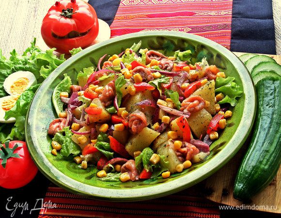 Вот жалко было резать, поэтому пока просто рядом подала для натюрморта!