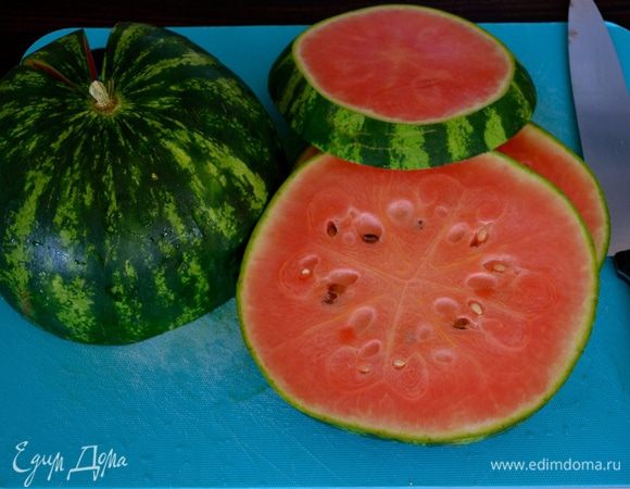 Арбуз для этого салата используем небольшой, он еще может называться арбуз-беби (у меня весом 1.400 г). Вымойте арбуз и нарежьте на круги диаметром около 1.5-2 см. 