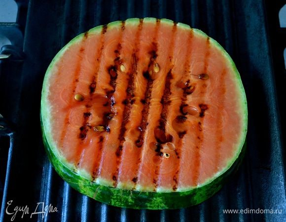 Разогрейте на огне сковороду-гриль и обжарьте арбузные скибки по 3-4 минуты с каждой стороны. 