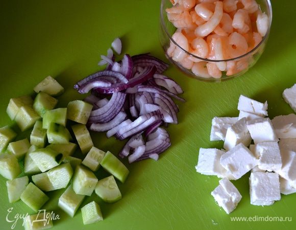 Пока обжаривается арбуз, приготовьте другие составляющие салата. Красную луковицу очистите и нарежьте помельче (если луковица маленькая, то очень красиво будут смотреться в салате целые луковые колечки), огурец очистите и нарежьте кубиками, также кубиками нарежьте сыр. Кстати, в этом салате можно смело использовать сыр моцарелла! 