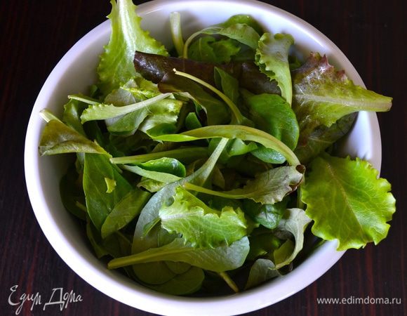 Салатный микс вымойте и как следует обсушите.