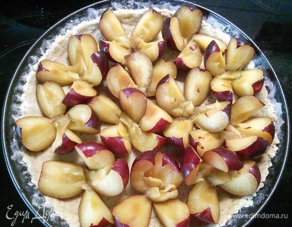 Уложите сливы в форму.