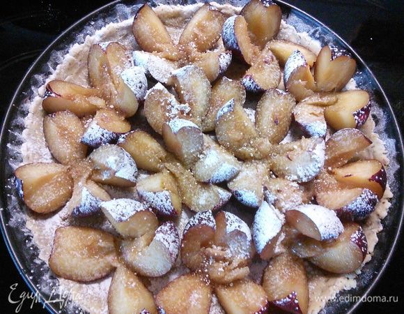 В зависимости от сладости слив посыпьте их сахаром и притрусите крахмалом. 