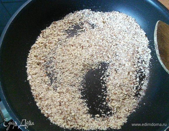 Тем временем займитесь безе: миндаль поджарьте на сухой сковороде. Остудите. 