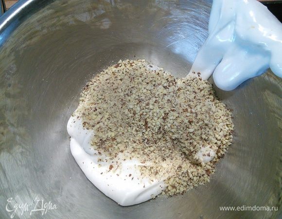 Введите миндальную крошку и аккуратно перемешайте. 