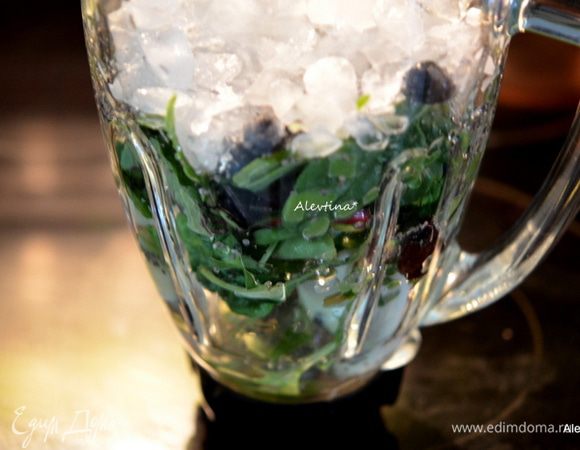 Молодые листья шпината помоем, сложим в блендер, а также очищенную от ядра и кожуры половинку авокадо, очищенную голубику, банан, воду, семена чиа, мед и колотый лед.