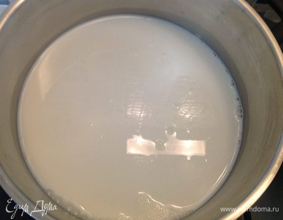 В кастрюлю с толстым дном налить литр молока, отлив одни стакан (его оставить для разбавления крахмала). Добавить сахар, поставить на средний огонь. Довести до кипения, периодически помешивая.