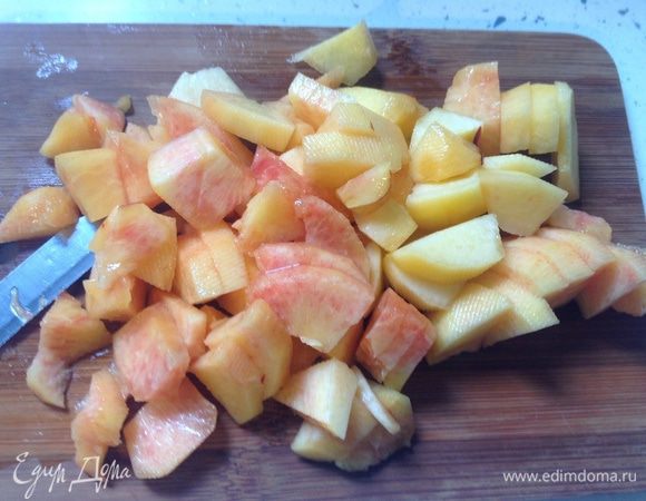 Пока закипает молоко, приготовим фрукты. В моем рецепте персики, но можно использовать любые, которые есть по сезону (ягоды, фрукты, сухофрукты).
Итак, персик очистить и нарезать на небольшие кусочки. 