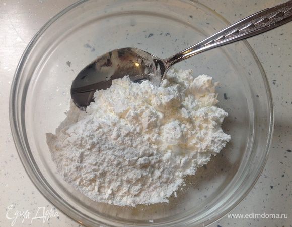 Высыпать в глубокую миску рисовую муку и кукурузный крахмал. Добавить холодное молоко (тот самый один стакан, который мы отлили в начале рецепта). 