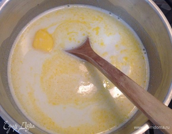 В закипевшее молоко добавить сливочное масло, ванилин и хорошо размешать.