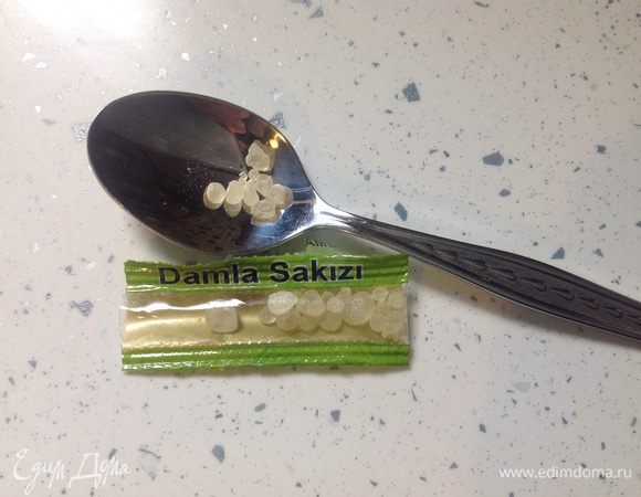 В оригинальном рецепте в мухаллеби добавляют смолу мастичного дерева Damla sakizi. Если вам удалось купить ее в лавке, торгующей восточными специями, то добавьте 5-6 штук и хорошо размешайте с горячим молоком (мастика медленно растворяется, поэтому нужно хорошо размешать).