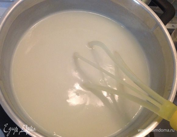К кипящему молоку добавить молочно-крахмальную смесь, хорошо размешивая.  Довести до кипения и выключить. Наш мухаллеби готов.