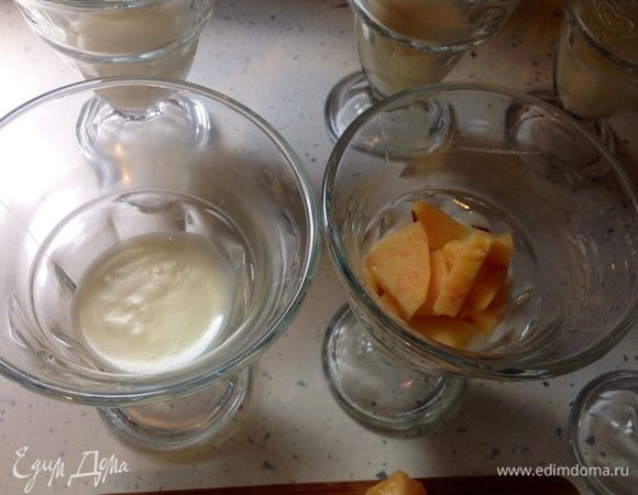 На дно посуды, в которой вы будете подавать десерт, налить немного готового мухаллеби. Выложить фрукты. Снова покрыть слоем молочной смеси. 