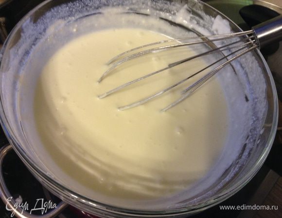 Смешать молоко и крем-чиз, поставить на паровую баню, долго держать не нужно только до объединения что бы разошлись комки масса будет напоминать маскарпоне.  Относительно крем-чиза, я использовала детские сырки "Словяночка", также можно взять творожный сыр Президент "Нежный" или приготовить самостоятельно если есть время для этого нужно 1 литр кефира заморозить, сложить в марлю и оставить отвешиваться на ночь на утро у Вас будет как раз 300 гр крем-чиза.