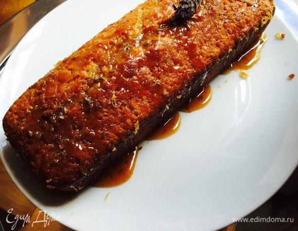 Когда наш кекс испечен, прокалываем его всего хорошенько зубочисткой, из формы не вынимаем. Варим глазурь: сахар с лимонным соком доводим до кипения и на маленьком огне варим, пока не растворит сахар. Половину сиропа выливаем на кекс. Оставшуюся часть сиропа продолжаем варить с цедрой лимона и лавандой до загустения. Достаем кекс из формы и поливаем его уже густым сиропом. Это очень ароматно и вкусно!!!