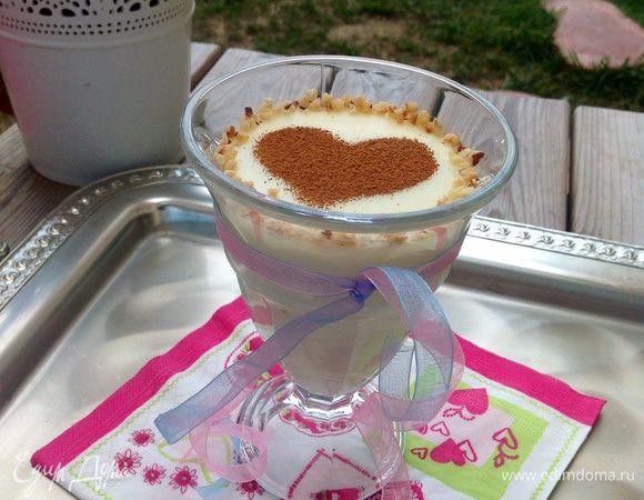 Посыпьте корицей и колотым фундуком. Можно украсить по своему желанию.
Приятного аппетита!