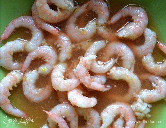 Грейпфрут разделить на 2 половики. Из одной половинки выжимаем сок. В тарелку наливаем ½ сока, добавляем 1 ст. л. бальзамического уксуса, и половину чайной ложки цедры лимона.  Все смешать и добавить очищенные отварные креветки. Все оставить мариноваться 20 минут.