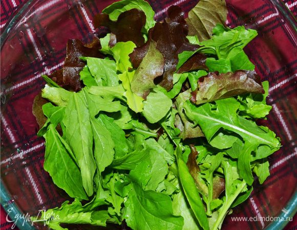 Промыть и обсушить руколу и салат. 