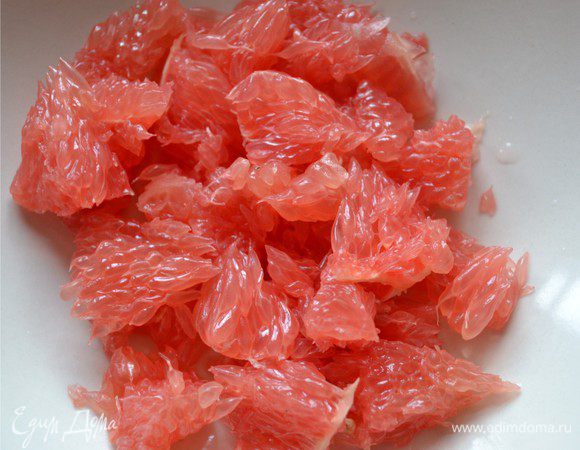 Вторую половинку грейпфрута очищаем  от кожуры и пленок. Оставляем только нежное филе.