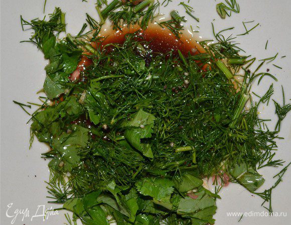 Салат и руколу выкладываем на блюдо, добавляем грейпфрут, маринованные креветки. 
Готовим заправку: Все травы (базилик, кинза, чеснок, мята, укроп) измельчаем, добавляем оставшийся сок грейпфрута, бальзамический уксус и немного сока лимона, оливковое масло. Все перемешиваем вилкой и заправляем салат.
