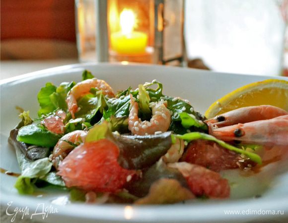 Сверху салат присыпаем кунжутным семенем. Можно подавать. Приятного аппетита.