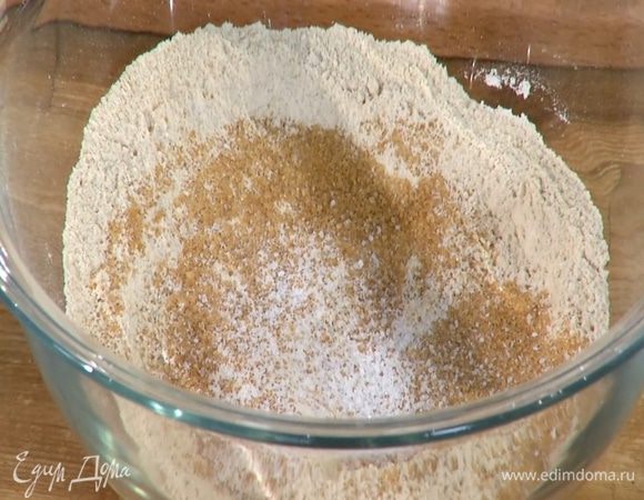 Овсяное толокно перемешать с мукой, 1 ст. ложкой сахара и щепоткой соли.