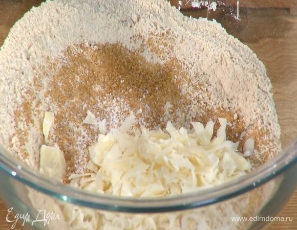 Сыр натереть на крупной терке, всыпать к муке с толокном и перемешать.