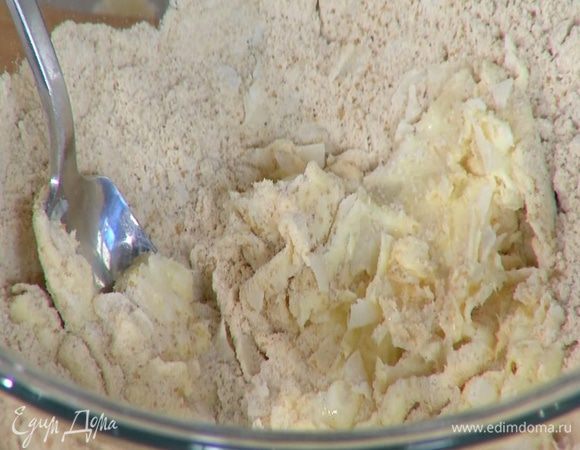 Добавить предварительно размягченное сливочное масло, еще немного посолить и вымешать тесто.