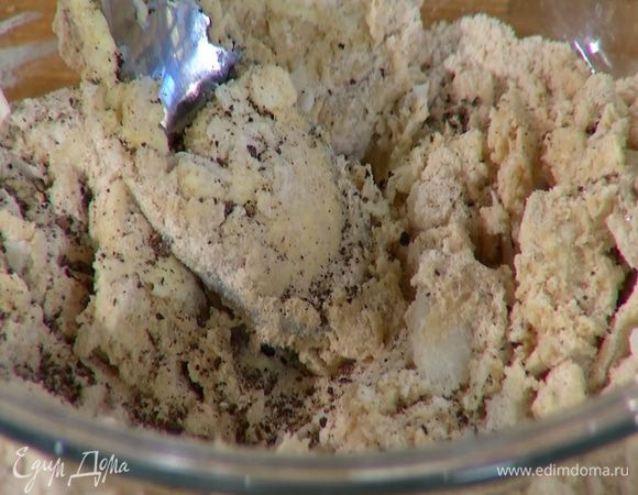 Половину измельченного перца добавить в тесто и перемешать.