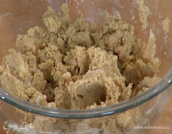 Влить в тесто 1 ст. ложку ледяной воды и вымесить его.